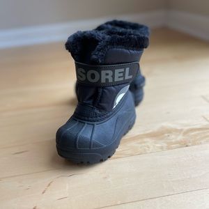 Sorel toddler snow boots . Never used. Excellent condition